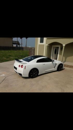 2009 nissan gtr premium / flat white