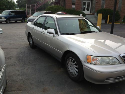 Acura rl 3.5 with navigation      no reserve             low miles