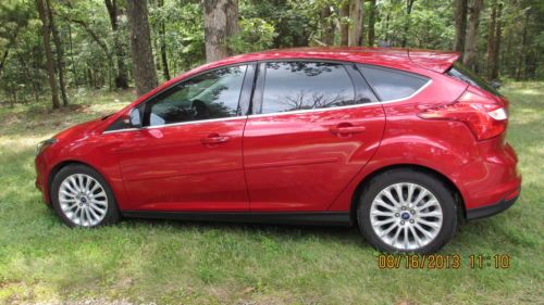 2012 ford focus titanium hatchback 4-door 2.0l