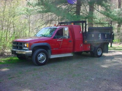 2000 chev 3500 flat bed wth liftgate,6.5l diesel,4wd,82000 miles,rare truck