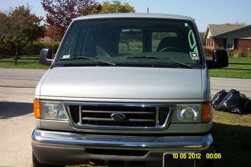 2005 ford e250 handicapped van  w/  braun wheelchair lift  8cyl auto. trans. rwd