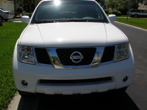 2005 nissan pathfinder le 4wd- like new