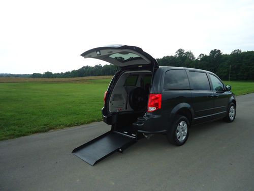 2011 dodge grand caravan crew wheelchair/handicap ramp van rear entry conversion