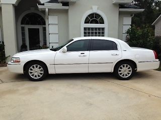 2009 lincoln town car signature l-$16989-white