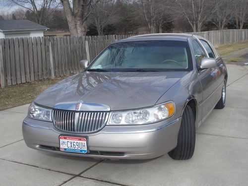 2001 lincoln town car executive l sedan 4-door 4.6l