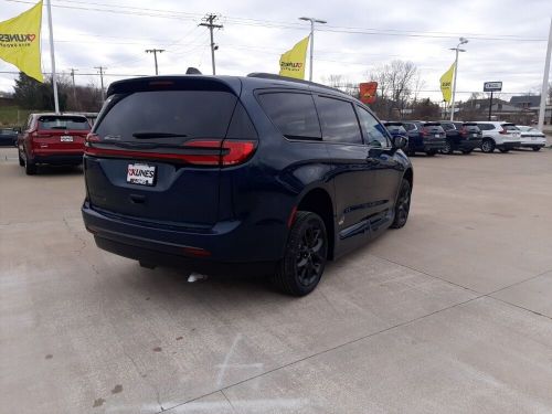2023 chrysler pacifica touring l mobility van