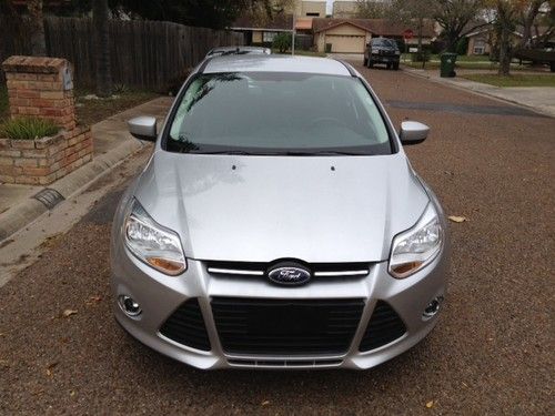 2012 ford focus se hatchback 4-door 2.0l, silver, 4 cil, 2.0, like new.