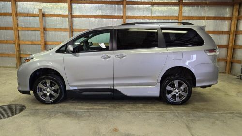 2017 toyota sienna se   handicap wheelchair van