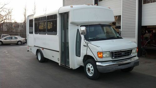 2003 ford e450 14 - 17 passenger van runs great with wheelchair lift great shape