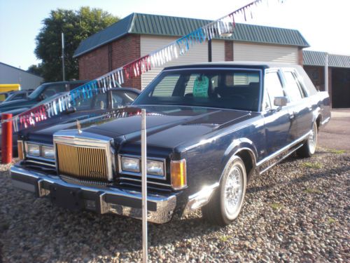 1989 lincoln town car signature sedan 4-door 5.0l