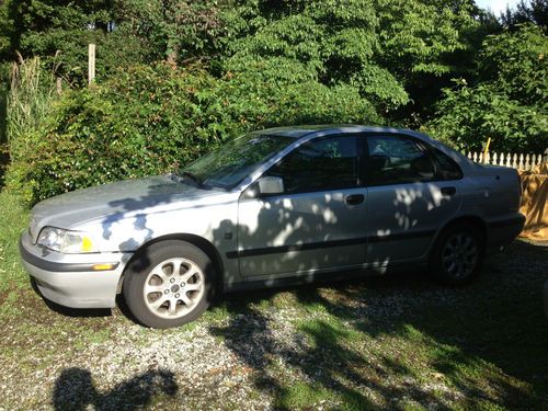 2000 volvo s40 base sedan 4-door 1.9l