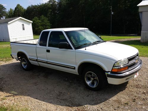Sell used 2002 Chevrolet S-10 Ext Cab White in Campobello, South ...