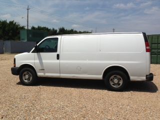 2008 chevy express 2500 van white