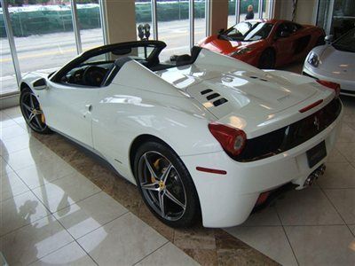 2013 ferrari 458 spider 600 miles white/black