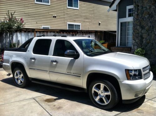 2011 chevrolet avalanche ltz - fully loaded - diamond white