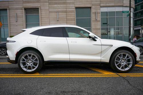 2021 aston martin dbx