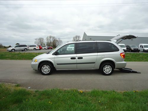 2005 dodge grand caravan wheelchair/handicap ramp van rear entry conversion