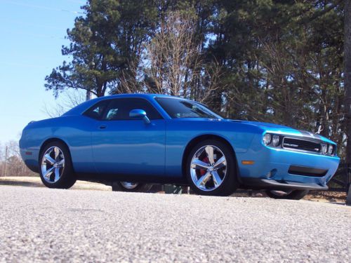 Flawless 2010 dodge challenger srt8 rare b5 blue 6-speed with under 3050 miles!