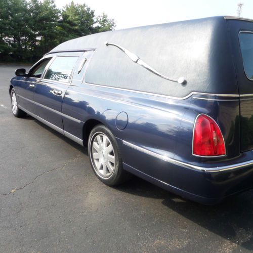 2004 dark blue lincoln town car executive hearse