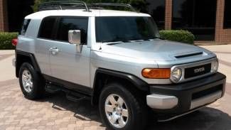 2007  toyota fj cruiser 4wd silver  clean carfax  roof rack cd changer  clean