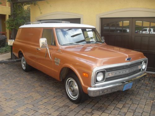 Panel suburban: 350, auto, 2wd, wood bed, new seats, great history, very rare !!