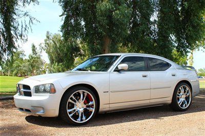 Extra clean 5.7l hemi leather, moonroof, 22 inch pinnacle wheels-  we finance!