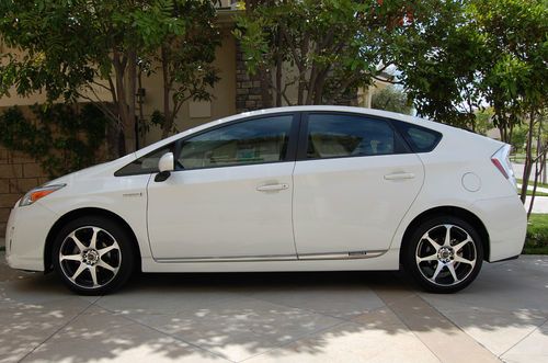 Toyota prius iv pkg 4 with toyota bumper to bumper 100k ext. warranty