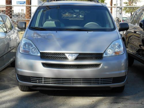 Toyota sienna le minivan 2004 v6 auto trans 61k miles looks &amp; runs great