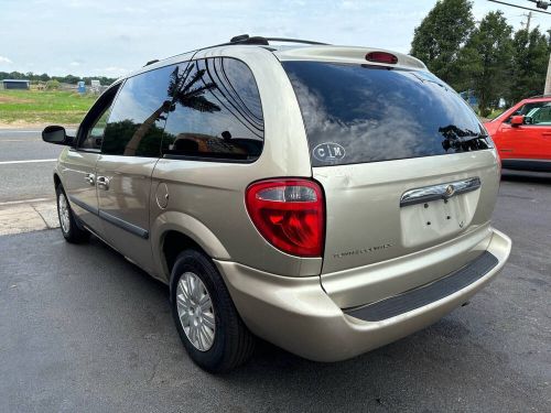 2005 chrysler town and country base 4dr mini van