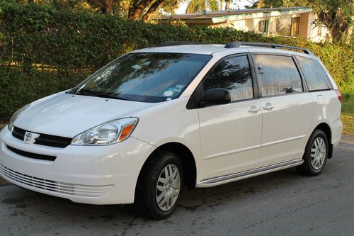 2004 toyota sienna ce. one owner. entretainment system!!