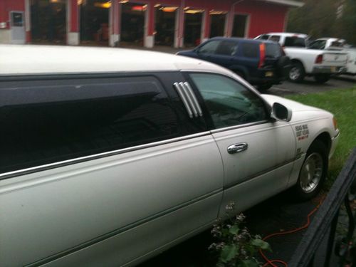 Lincoln town car 180" stretch limousine