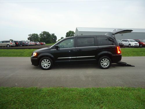 2013 chrysler town &amp; country wheelchair/handicap ramp van rear entry conversion