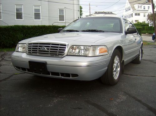 2003 ford crown victoria lx  no reserve