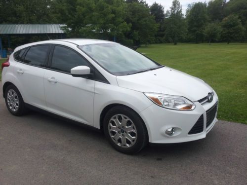 2012 ford focus se hatchback 4-door 2.0l