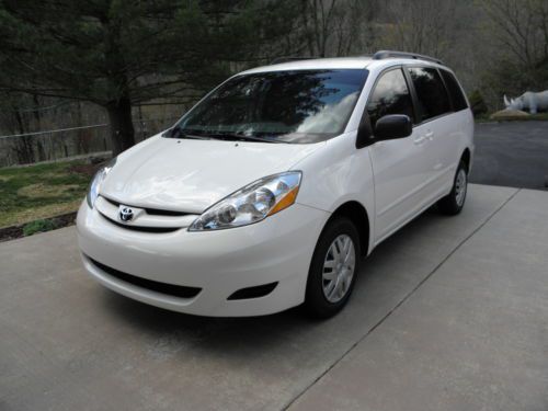 2006 toyota sienna ce van  *wheel chair accessible*