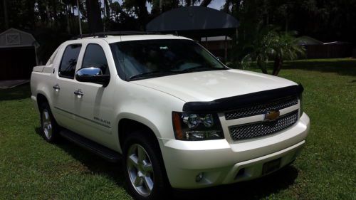 2013 avalanche ltz - white diamonds - sunroof - dvd - loaded!