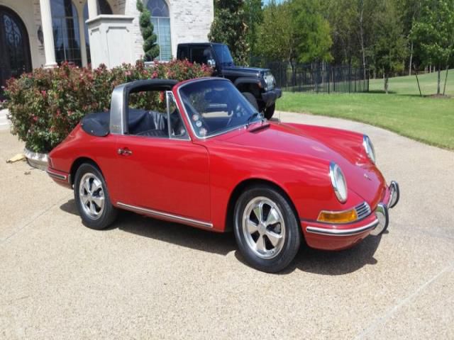 Porsche: 911 base coupe 2-door