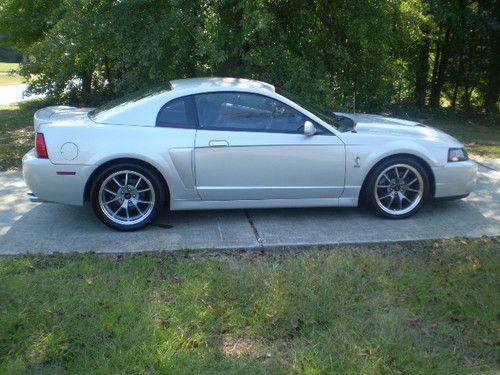 Ford mustang cobra svt 2004