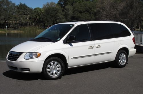 Chrysler town &amp; country touring 2005 only 59,500 miles stow n go seats - loaded!