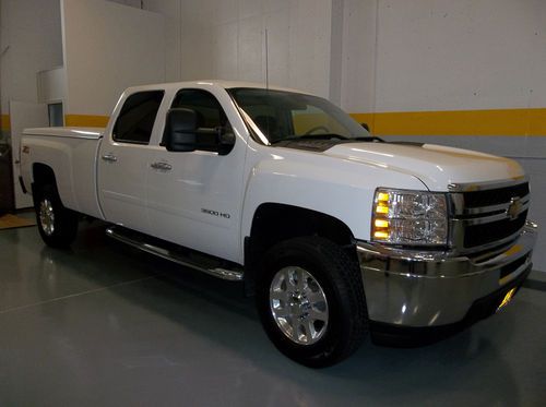 2011 silverado 3500 hd  crew cab 4x4  2600 miles