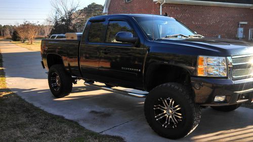 2007 chevrolet silverado 1500 z71. ltz. 7" lift.   4x4. loaded! low miles!