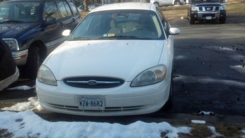 2000 ford taurus in good shape