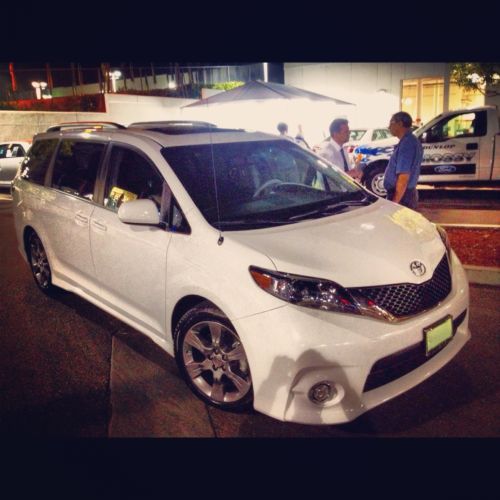 2012 toyota sienna se mini passenger van 5-door 3.5l