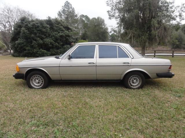 Mercedes-benz 300-series 4-door sedan