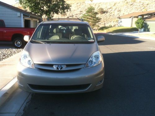 2006 toyota sienna xle awd passenger van 5-door 3.3l. fully loaded!!!!