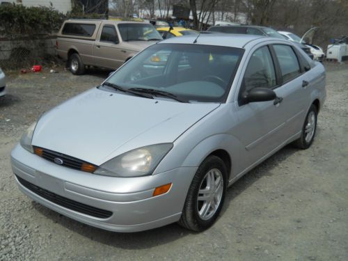 2003 ford focus se sedan 4-door 2.0l automatic / nice car