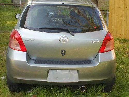 2007 toyota yaris base hatchback 2-door 1.5l