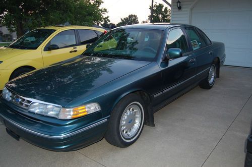 1996 ford crown victoria base sedan 4-door 4.6l