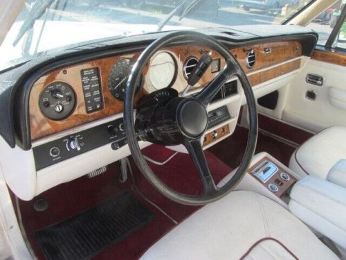 1989 rolls-royce silver spirit/spur/dawn spur white seats with red piping