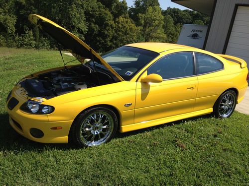 2004 pontiac gto base coupe 2-door 5.7l